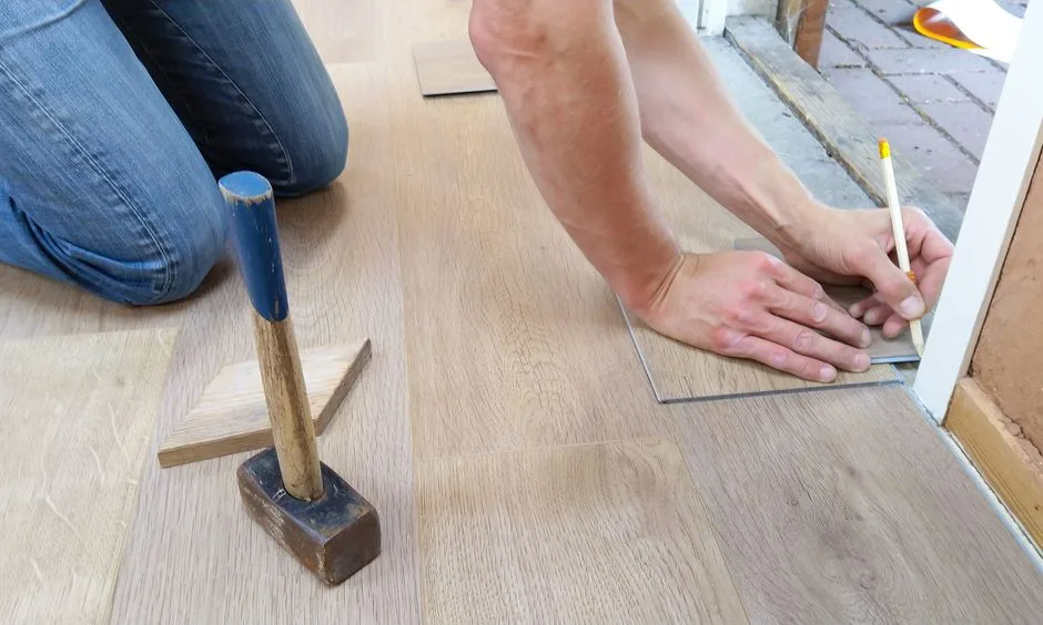 Układanie paneli laminowanych - 3 zasady trwałego montażu