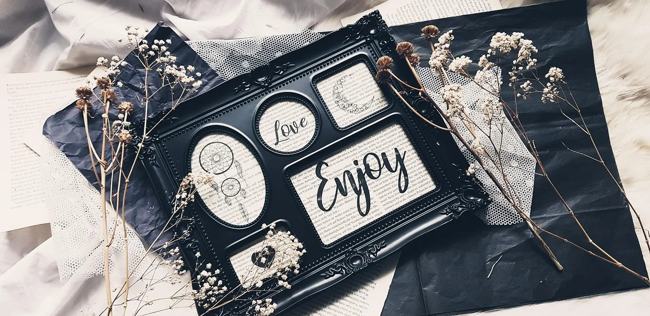 vintage, ramki na zdjęcia, rama, czarny, książki, książka, strony książki, dream catcher, księżyc, serce, smacznego, enjoy, dom, home decor, dekoracja, instalator, deco, nie ma to jak w domu, staromodny, projekt, projektowanie wnętrz, stary, drobiazgi, martwa natura, salon