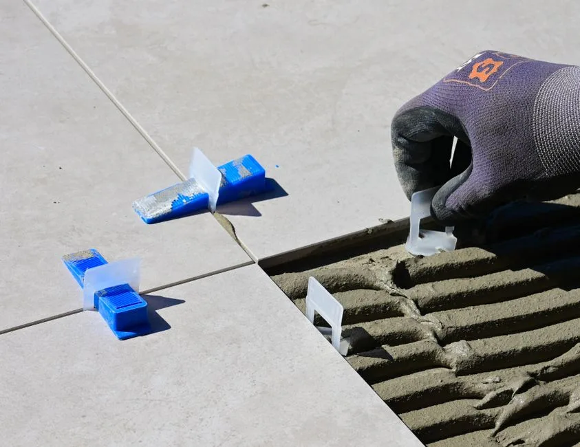 Układanie płytek ceramicznych - 5 kroków do trwałej podłogi