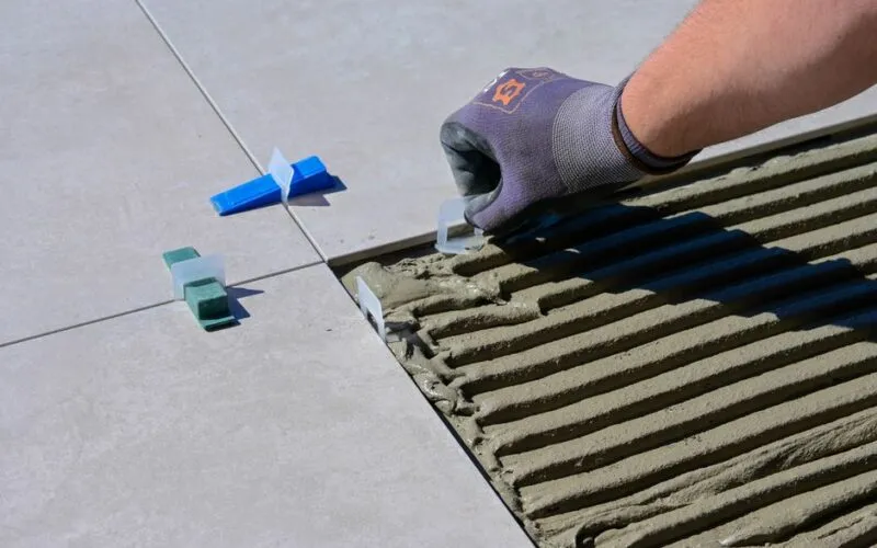 Narożniki płytek bez fuszerki - sprawdzony system układania