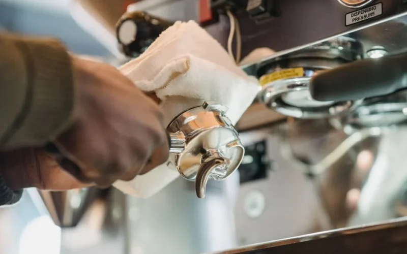 Jak wyczyścić ekspres DeLonghi - sekrety z poradnika