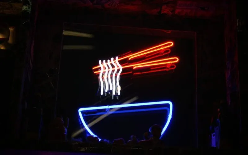Neon DIY: 7 Genialnych Pomysłów na Własną Świetlistą Dekorację