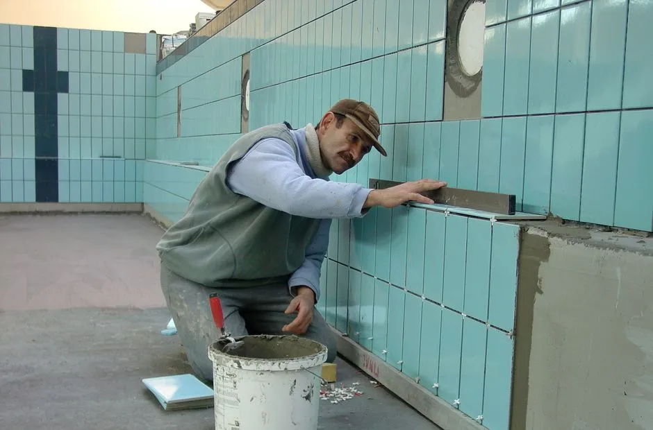 Układanie płytek ceramicznych - 5 kroków do trwałej podłogi