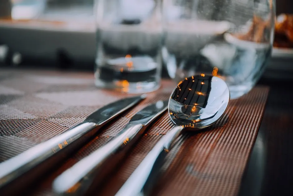 Czyszczenie srebra folią aluminiową - naukowa metoda w 10 minut