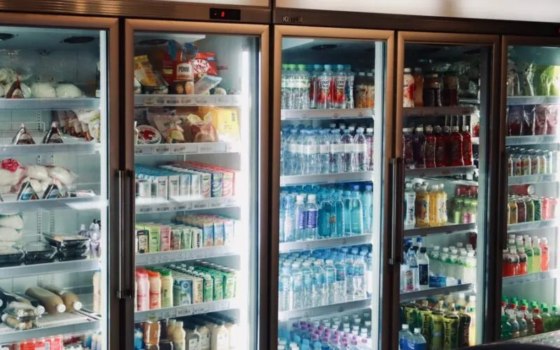 Organizacja lodówki według stref - jak ułożyć produkty, by dłużej były świeże
