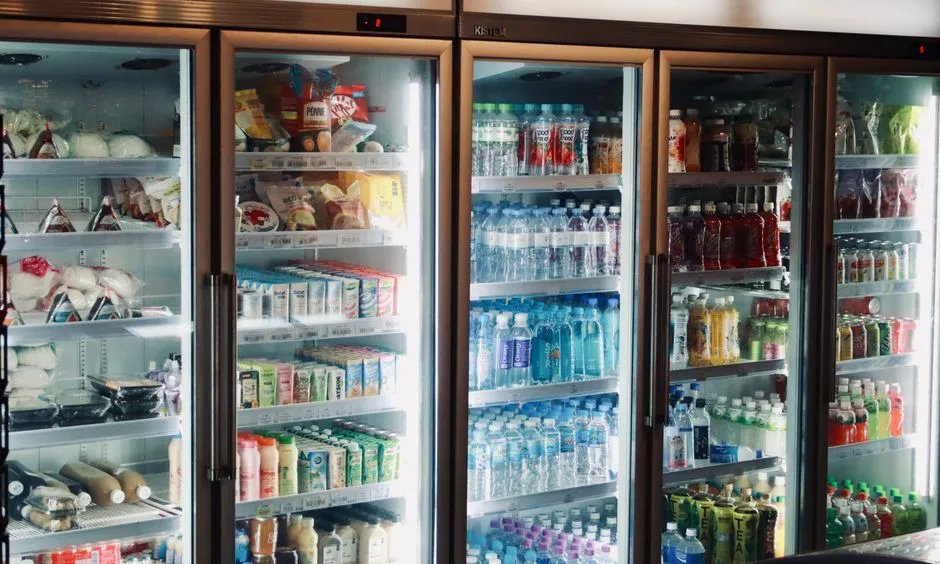 Organizacja lodówki według stref - jak ułożyć produkty, by dłużej były świeże
