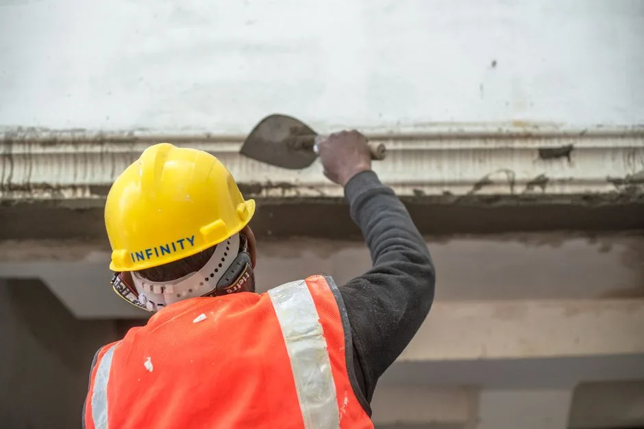 Kładzenie tynku mineralnego - instrukcja przygotowania podłoża