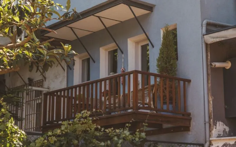 Mały balkon: 5 trików, które optycznie go powiększą w 2026