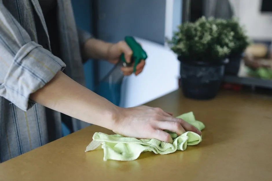 Usuń plamę z żywicy bez chemii - 5 domowych patentów