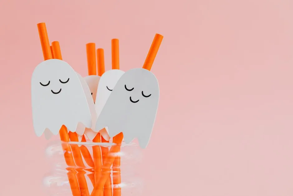 Adorable ghost decorations on drinking straws, perfect for fun Halloween crafts.