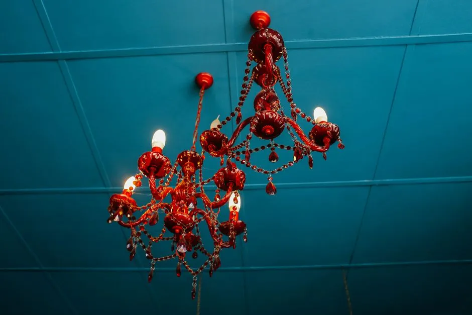 Żyrandole DIY: 7 Genialnych Pomysłów na Niebanalne Oświetlenie