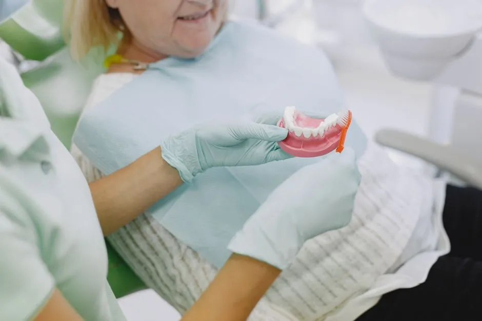 Kamień na protezie? 5 domowych metod bez chemii
