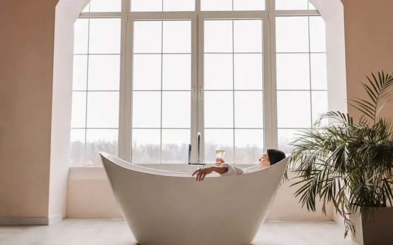 Jak stworzyć domowe SPA w 3 krokach? Inspiracje, które odmienią Twoją łazienkę