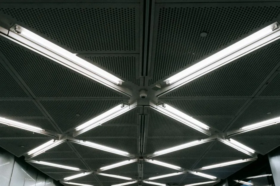 Oświetlenie LED w suficie podwieszanym - jak zaplanować i zamontować?