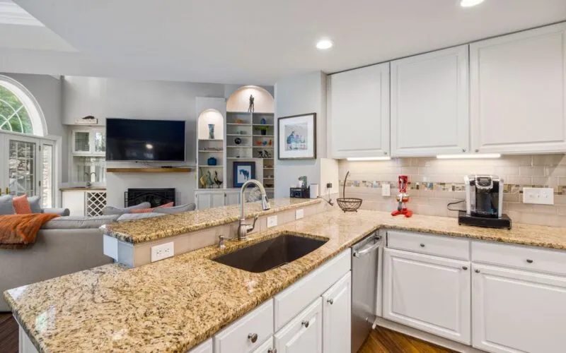 Oświetlenie LED w kuchni - praktyczny poradnik planowania punktów świetlnych pod szafkami