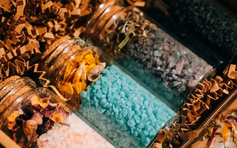 7 Genialnych Przepisów na Sól do Kąpieli DIY - Zrób Domowe SPA