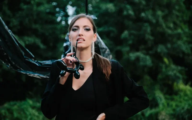 Jeden brzydki dodatek uratuje twój styl glamour przed przesadą
