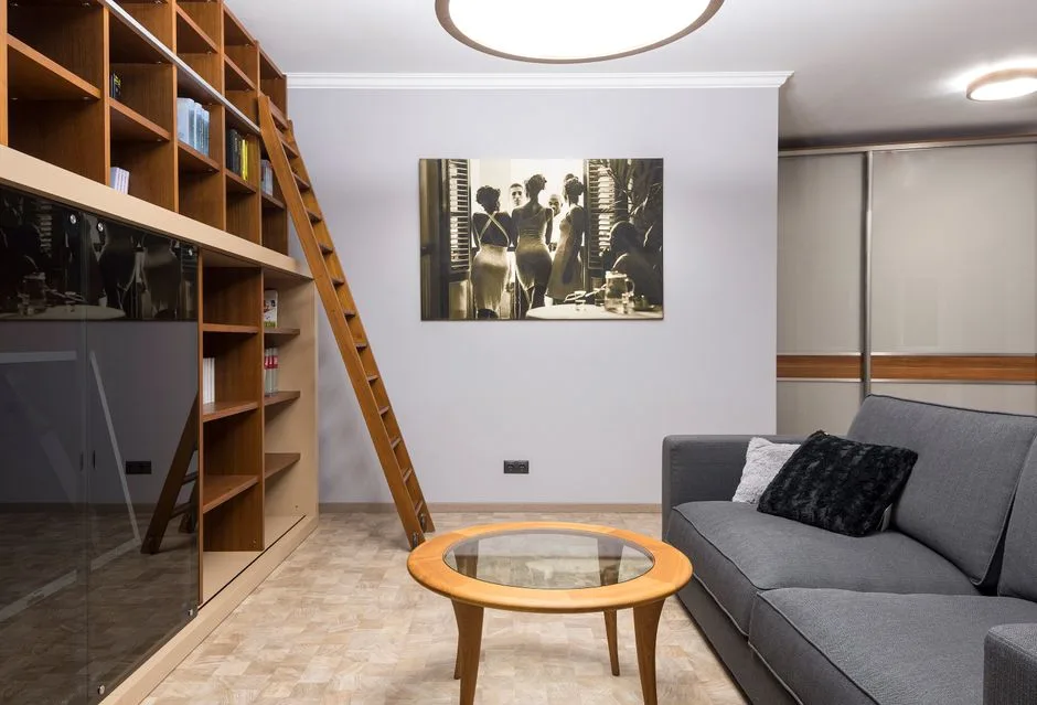 Biblioteczka w salonie: 5 funkcjonalnych aranżacji bez bałaganu