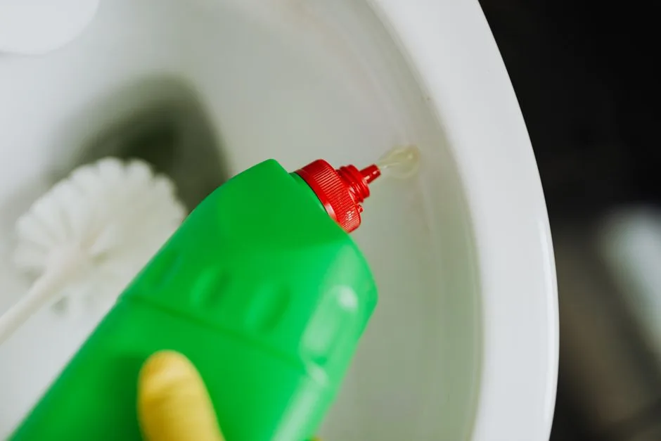 Kamień w toalecie? Wyczyścisz go bez chemii w 5 minut