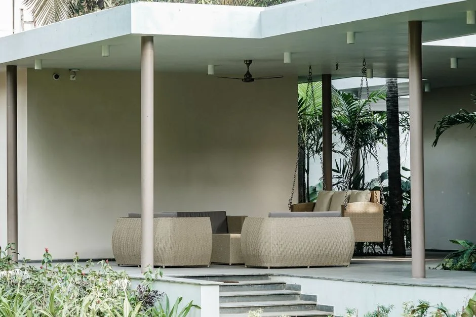 Materiały na meble ogrodowe - które wybrać, by służyły latami? Porównanie rattanu, drewna i aluminium