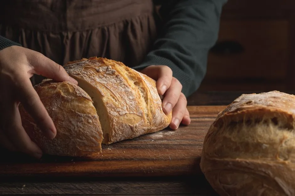 Pieczenie chleba bez wyrabiania - 3 przepisy na chrupiący bochenek, które zrobisz w 5 minut