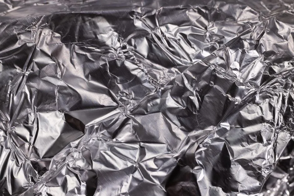 Soda i folia aluminiowa - sposób na czarne srebro w 5 minut