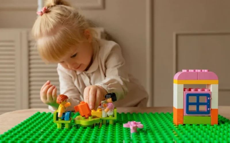 Stolik Lego DIY: 10 Genialnych Pomysłów dla Małych Fanów Klocków