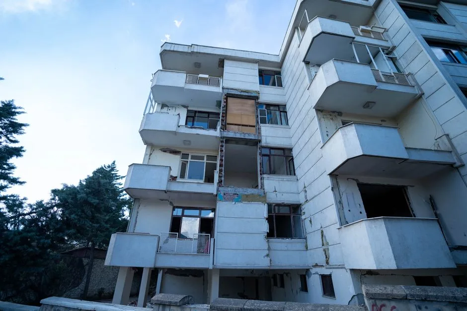 Uszkodzona elewacja? 3 skuteczne metody naprawy styropianu