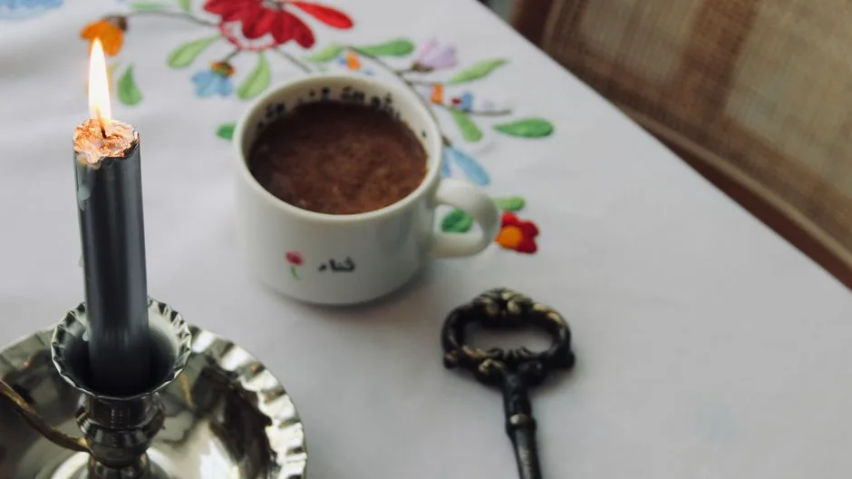 Plama z wosku na obrusie? 5 sprawdzonych metod usuwania