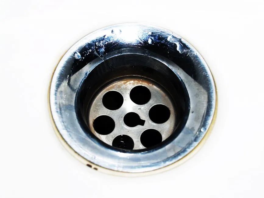 Udrożnij syfon w zlewie bez wzywania hydraulika - 5 sposobów
